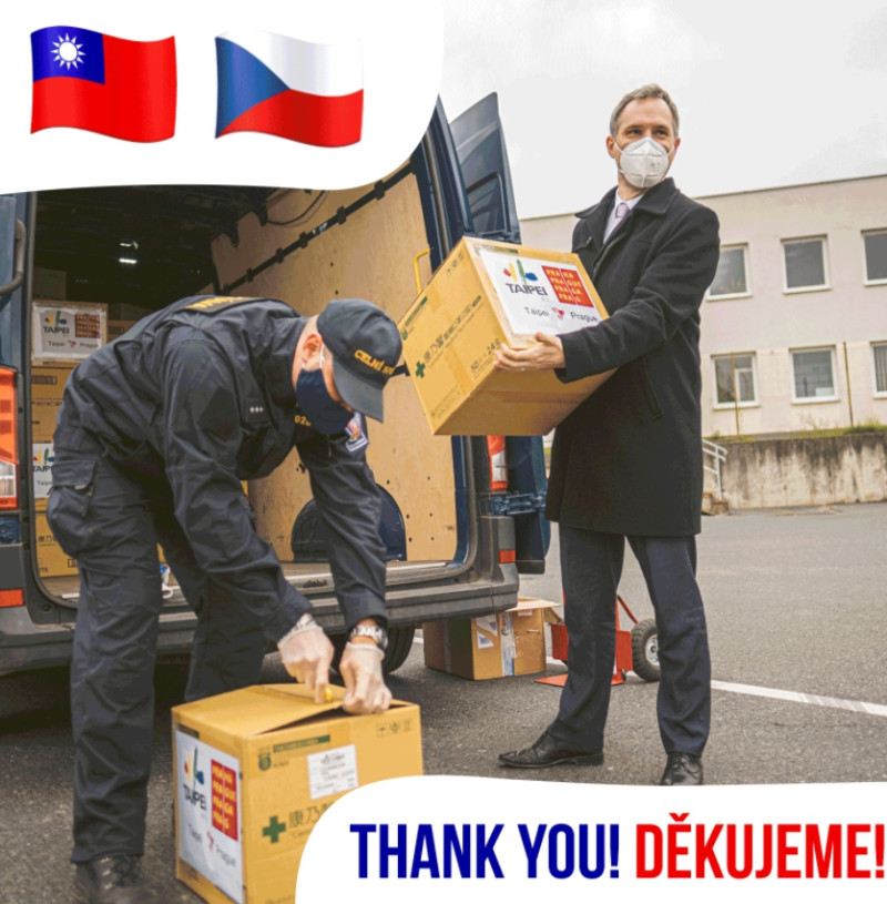 布拉格今(15日)收到台北市贈送的10萬片口罩，賀吉普市長親自迎接。   圖 : 翻攝自賀吉普（Zdeněk Hřib）臉書