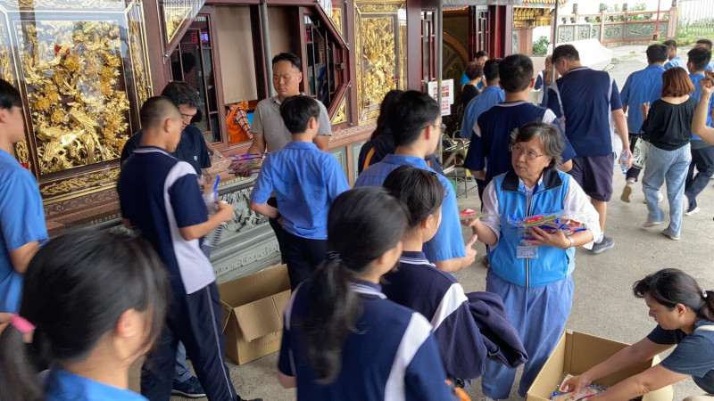 竹林中學校長顏麗珠發祝福包給高、職三近400位同學。    圖：竹林中學提供