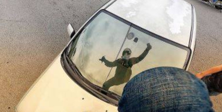 重機騎士遭撞後，氣得爬到肇事汽車引擎蓋上，怒踹擋風玻璃以及後照鏡。   圖：翻攝IG:Kazaf yen YouTube