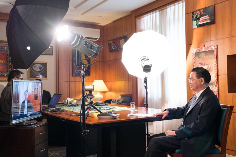 外交部長吳釗燮於專訪說明台印雙邊合作。   圖/外交部提供。
