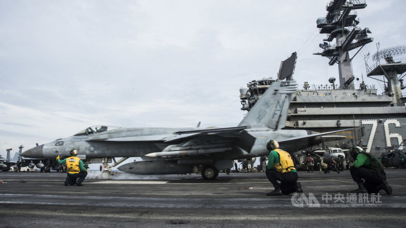 美國海軍太平洋艦隊15日發布消息指出，雷根號航空母艦打擊群正部署於南海，以維護區域穩定、因應任何突發狀況。   圖：中央社／提供