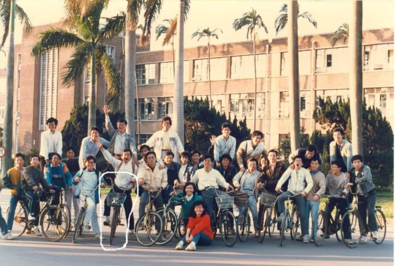 陳昭良與同學騎腳踏車，在台大校園內合影。   圖 : 翻攝自陳昭良臉書
