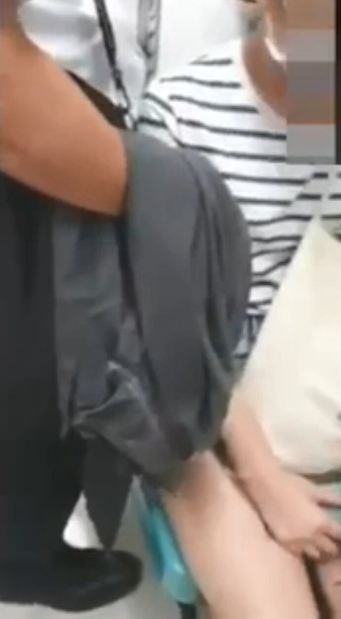 伍姓醫師在捷運上涉女子性騷擾襲胸。   圖：翻攝爆料公社