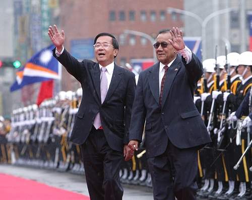 前總統陳水扁（左）與馬紹爾群島共和國前總統湯敏彥（右）。   圖/總統府提供