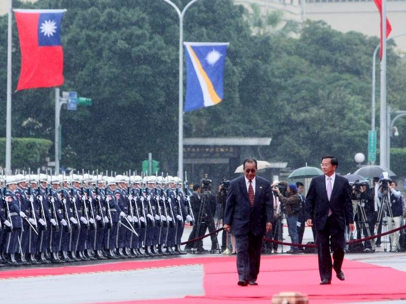前總統陳水扁曾於2008年，以隆重軍禮歡迎率團來台訪問的馬紹爾群島共和國前總統湯敏彥。   圖/總統府提供