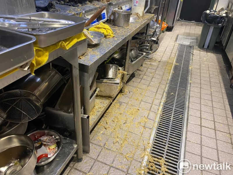 「保護傘」餐廳今日遭惡意潑糞，損失慘重。   圖：獨眼新聞eyenews / 提供
