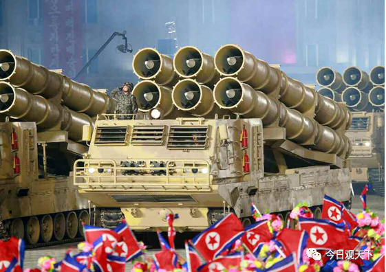北韓在閱兵儀式上公開新型導彈。   圖：翻攝自微信