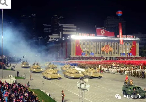 北韓裝甲連隊通過閱兵台。   圖：翻攝自微信
