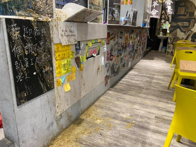 協助在台尋求庇護的香港人維持生計而開設的餐廳「保護傘Aegis」遭人惡意潑糞，民進黨對於這樣的行為表示譴責。   圖：獨眼新聞eyenews / 提供