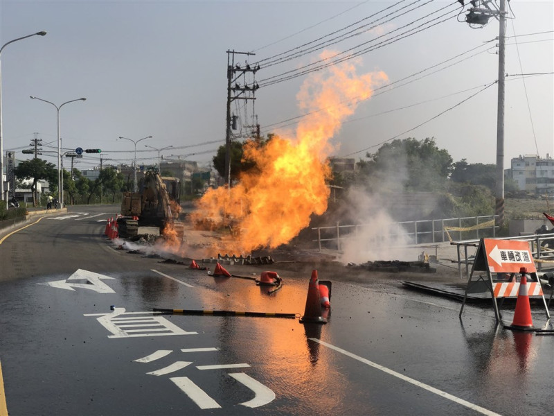 台南市新市區省道台1線17日上午發生怪手施工時，疑不慎挖斷地下瓦斯管線，爆炸起火，造成3名工人灼傷送醫。   （台南市消防局提供）