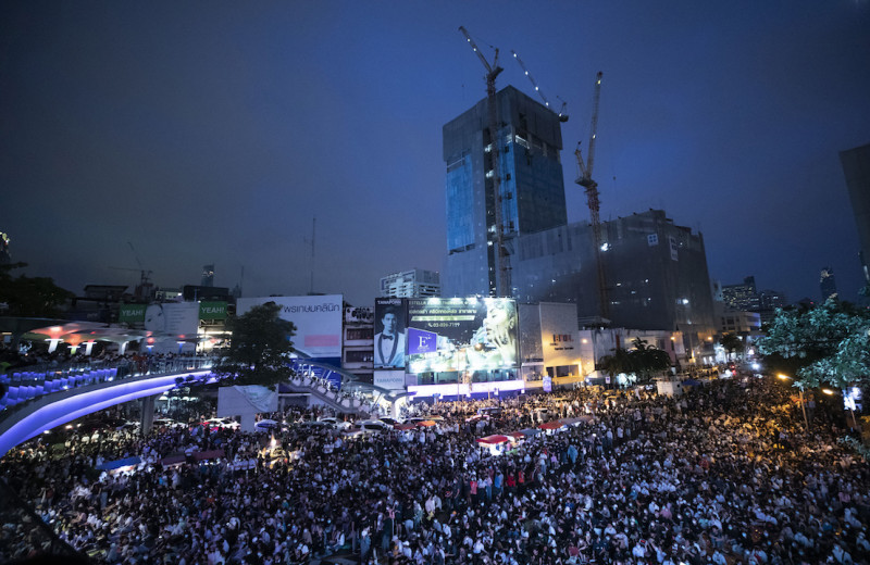 泰國反政府示威不斷，昨（16）日傍晚聚集在市中心示威。   圖：達志影像/美聯社