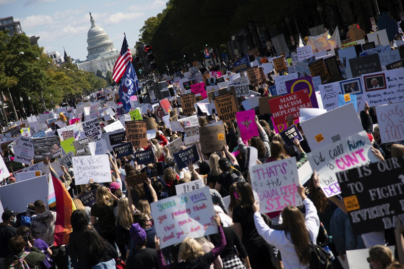 華盛頓國會大廈後方，大批民眾在賓夕法尼亞大道上參與女性大遊行示威活動。   圖：達志影像/美聯社