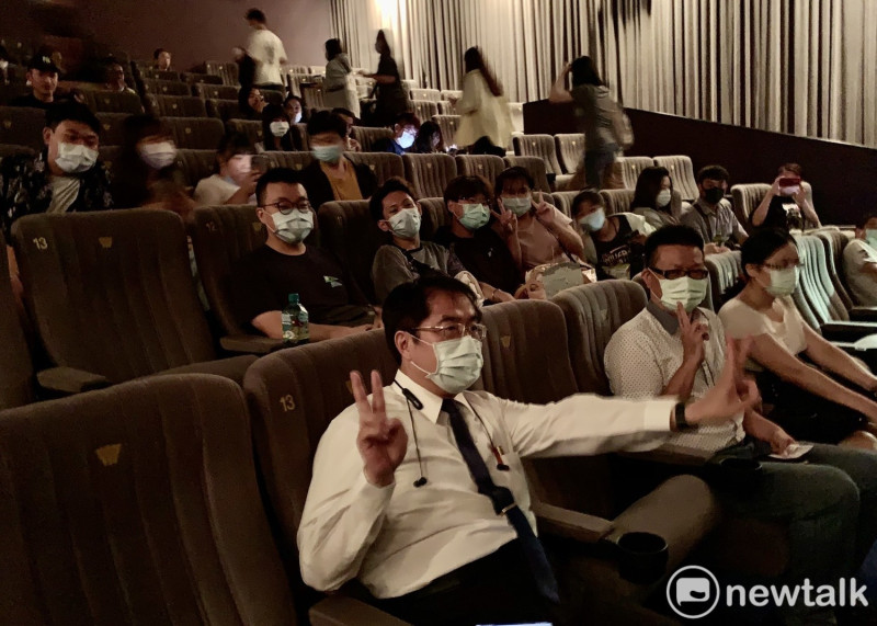 台南市長黃偉哲赴南紡威秀影城觀賞《無聲》，並歡迎大家一起欣賞好片，同時多加關懷身旁的人們，讓社會多一些友善互助的暖流。   圖：台南市政府提供