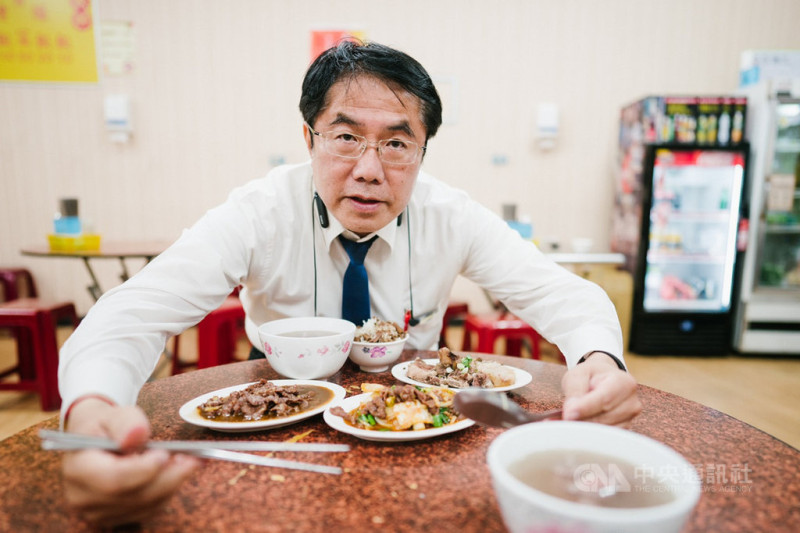 台南市長黃偉哲18日晚間在臉書貼出趁跑行程空檔吃的台南肉燥飯。   圖/取自黃偉哲臉書