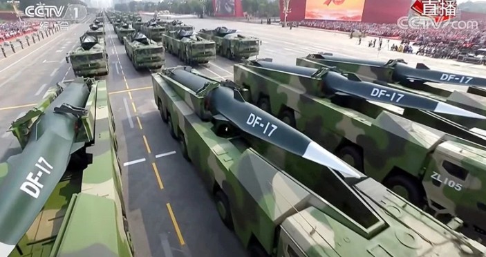  中國的東風-17型導彈(DF-17)，被外界認為是超高音速導彈。 圖：翻攝自央視（資料照） 
