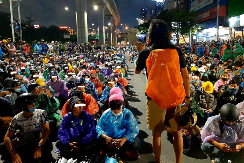 泰國爆發學運3個月，年輕人不理會曼谷的緊急狀態命令，仿效香港模式進行游擊式示威，已經在全國19省點燃抗議之火。   圖：翻攝自Chonthicha Kate Jangrew臉書