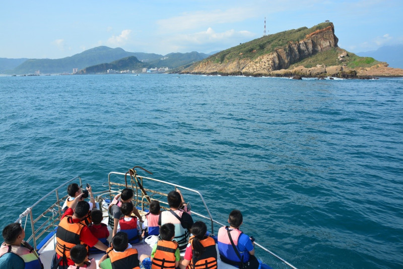 捕蟹樂悠悠體驗活動可從海上欣賞野柳斜面山奇特地質風貌。 圖:新北市政府/提供