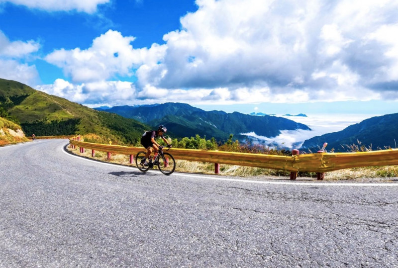 今年台灣KOM自行車登山王挑戰雖受疫情影響，仍有來自22國選手參與。   圖：翻攝自台灣自行車登山王挑戰臉書