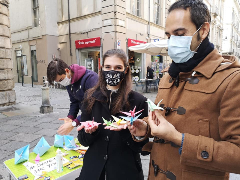 義大利激進黨成員葛拉齊亞和男高音洛多拉摺了12隻紙鶴，上面寫著12名被捕港人的名字，替他們祈福。   圖：翻攝自葛拉齊亞臉書