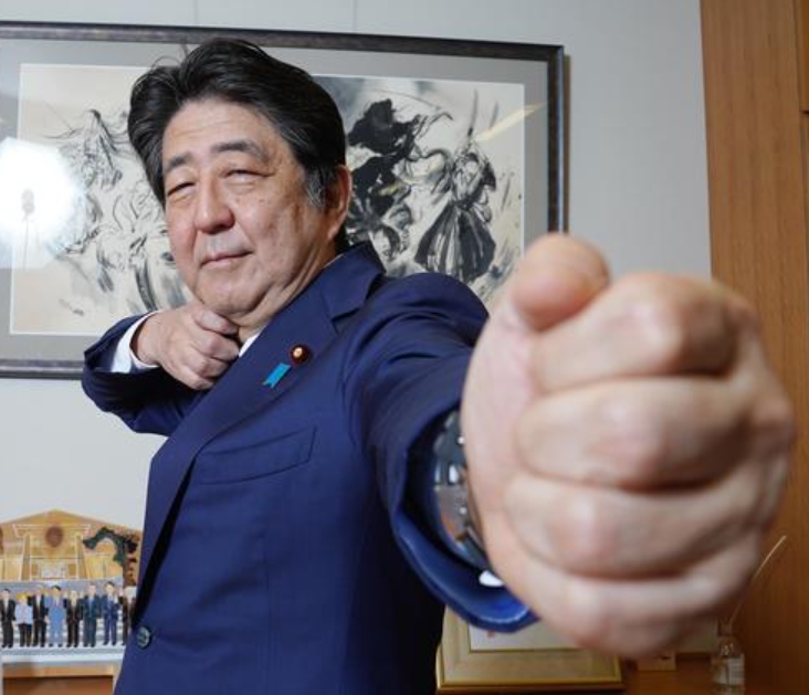 前日本首相安倍晉三再次擔任日本射箭協會的主席。   圖 : 翻攝自新浪体育