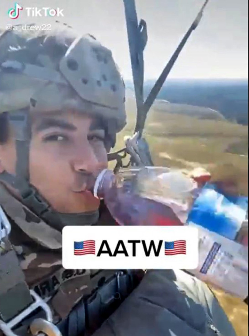 美國士兵跳傘邊唱歌還上傳影片到抖音，現在美軍緊急調查。   圖 : 翻攝自環球網