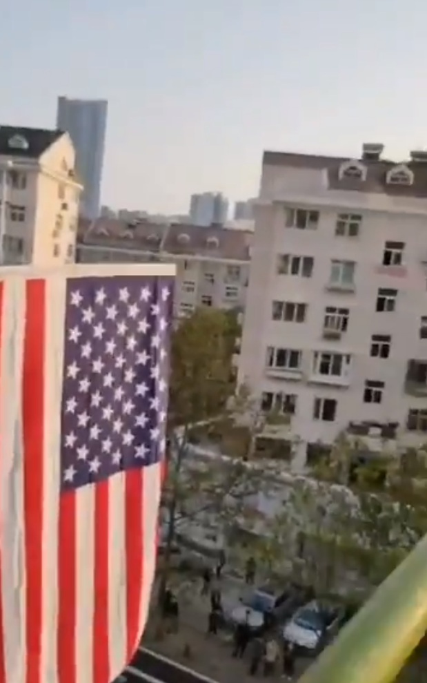 青島男子在窗外高掛民主國家國旗   圖:擷取自推特