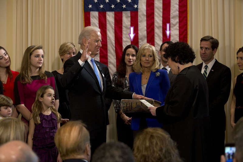 拜登（左三舉手者）2013年1月宣誓就任美國副總統時，女兒愛希莉、女婿克萊恩（箭頭處）都到場觀禮。   圖：翻攝自維基網站/白宮圖片