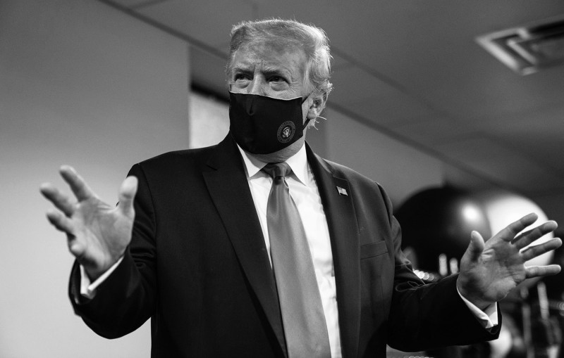 美國總統川普在武漢肺炎疫情爆發後，原本不愛戴口罩，但後來出席公共場合都戴好戴滿。   圖：翻攝自川普臉書