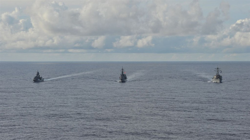 美軍與日本海上自衛隊、澳洲皇家海軍19日在南海進行海上演習，三方今年第5度在印太區域聯合演習。   圖：取自twitter.com/USPacificFleet