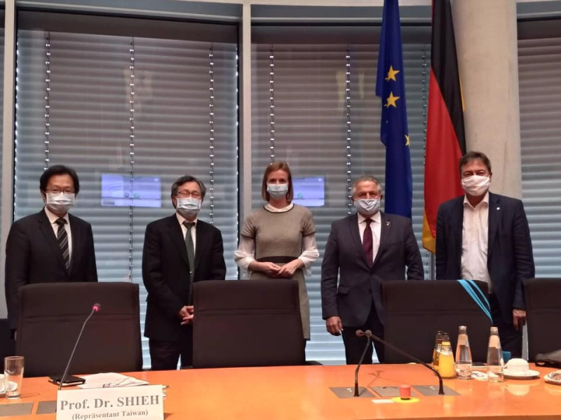 我國駐德代表謝志偉（左二）昨日前往德國國會，與國會議員們以台灣安全局勢和防疫措施為題召開會議。   圖：翻攝自謝志偉臉書