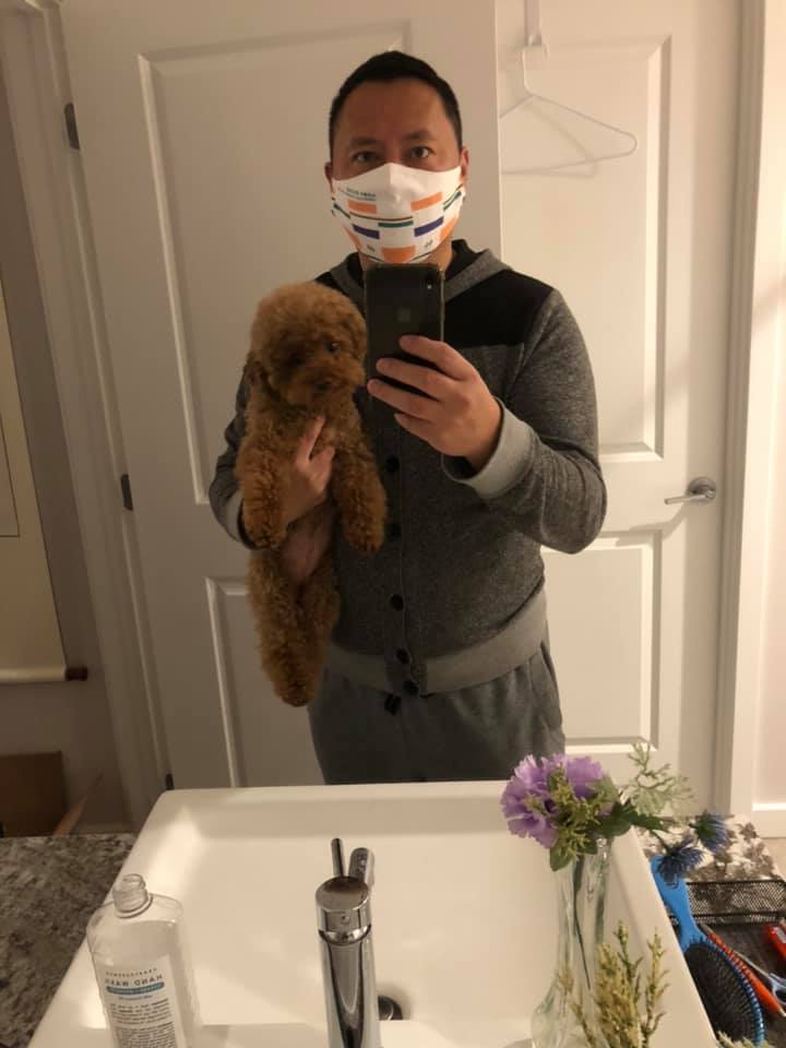 王丹戴上迷彩口罩，秀出與自家寵物的「萌合照」。   圖/取自王丹臉書