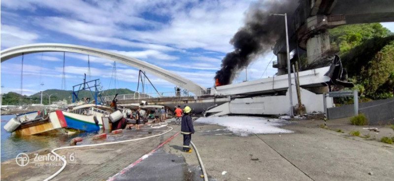 運安會表示，將在11/27公布南方澳大橋坍塌案調查報告。(圖為當初事故發生之影像)   圖：宜蘭消防指揮中心／提供