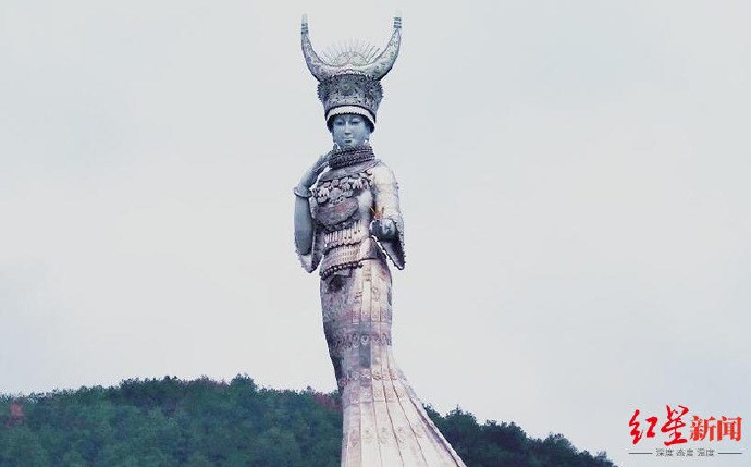 高達88公尺的苗族女神仰阿莎雕塑，當地政府遭質疑斥巨資打造形象工程，還不如將資金用於扶貧。   圖：翻攝weibo.com/hongxingxinwen