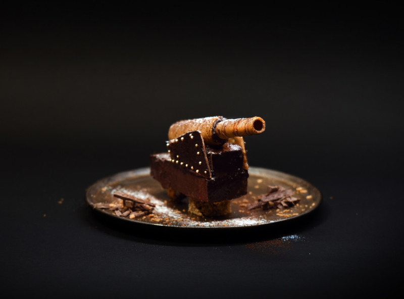 《滬尾砲臺大砲蛋糕》以茶磅蛋糕做底座，組合蛋捲砲管，就完成一個能吃的大砲，過去保家衛國的工具，現在是餐桌上有趣的創意甜品。   圖：淡水古蹟博物館提供
