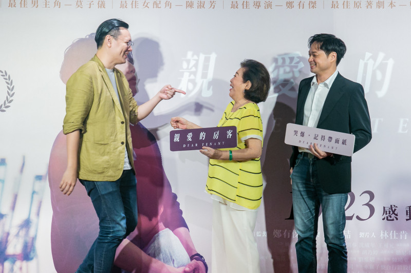 徐若瑄監製、演出的國片《孤味》，導演許承傑(左1)特別現身《親愛的房客》首映會。   圖：牽猴子整合行銷/提供