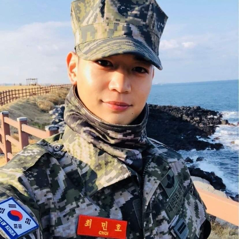 珉豪在韓國海軍陸戰隊服役，充滿熱情的他，在軍中也有很好的評價。   圖：翻攝自IG @shinee.minho