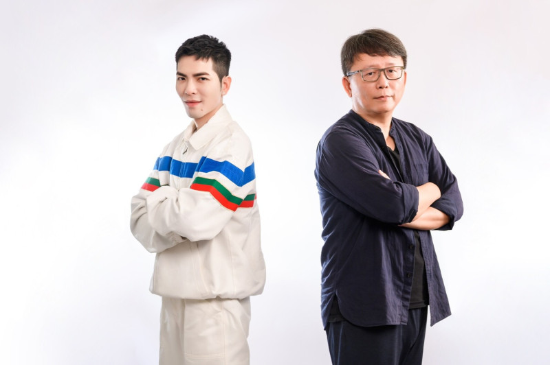 導演楊力州(右)邀請金曲歌王蕭敬騰(左)看《怪咖》系列紀錄片，蕭敬騰深受感動。   圖：向上科技教育基金會/提供