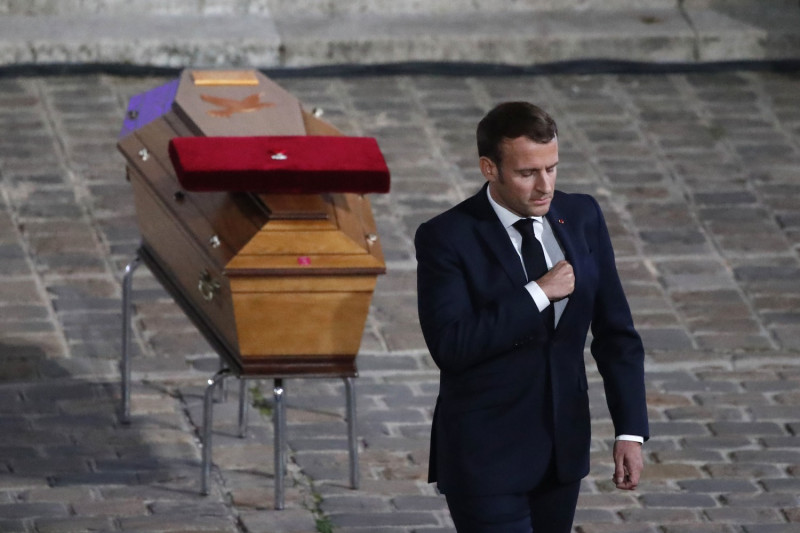 法國政府在巴黎索邦大學為遭斬首的教師帕蒂舉行國葬，總統馬克宏為他追授榮譽軍團勳章。   圖：達志影像／美聯社