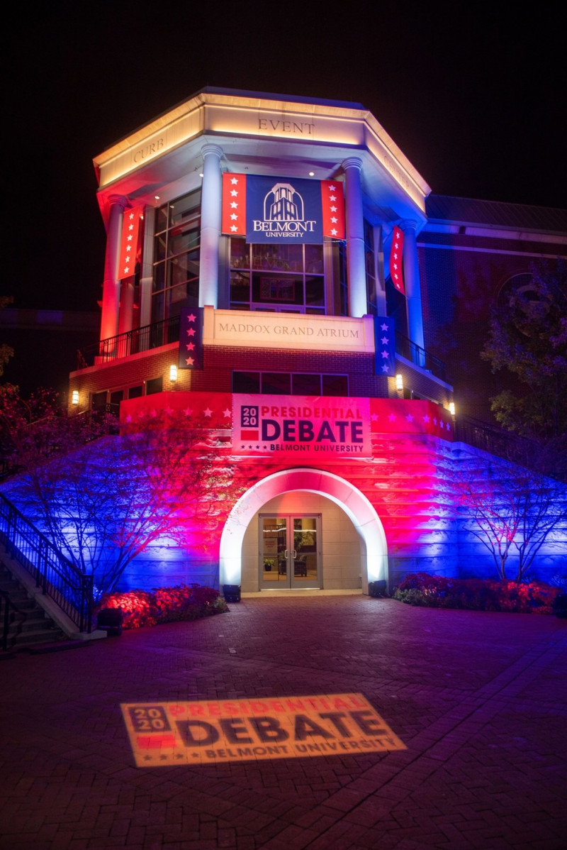 美國總統候選人最後一場辯論會，將於田納西州貝爾蒙特大學舉行，準備工作已經就緒。   圖：翻攝自貝爾蒙特大學推特