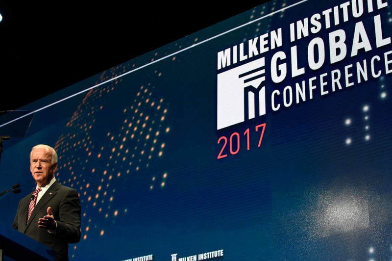 拜登在2017年5月3日出席米爾肯研究所的「全球會議」，如今被爆出他前1天與兒子中國的事業夥伴會面。   圖：翻攝自米爾肯研究所臉書