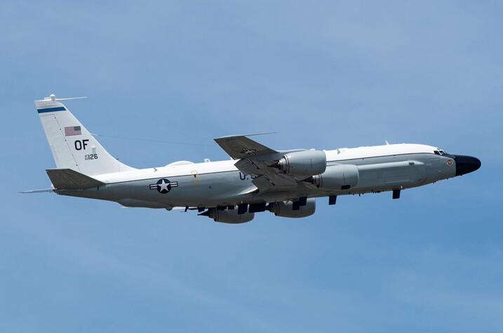 美軍RC-135W電偵機午後疑結束任務，穿越台灣西南海域返回沖繩。   圖：翻攝環球網
