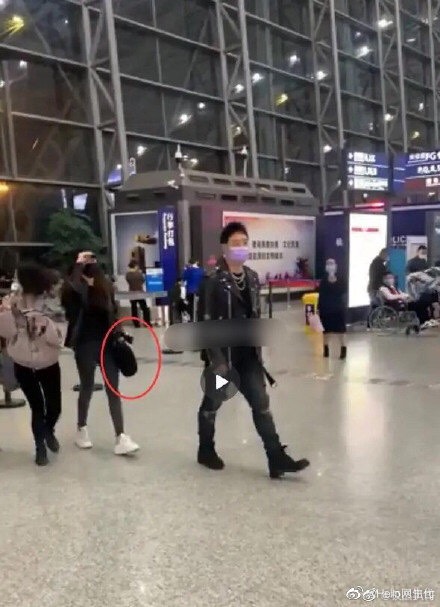 潘瑋柏近日被網友在成都機場拍到跟老婆宣云，兩人走在一起卻保持著一段距離。   圖：翻攝微博