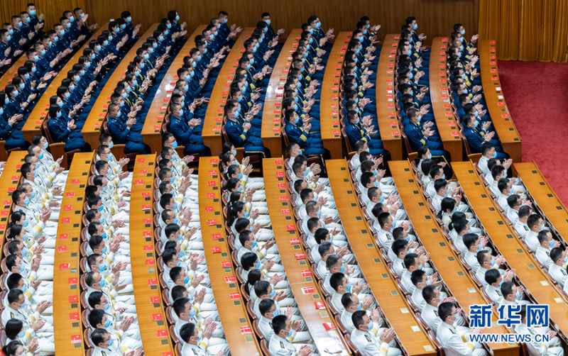 解放軍排排坐，在紀念中國人民志願軍抗美援朝出國作戰70周年大會上聽習近平演講。   圖 : 翻攝自新華網
