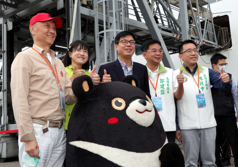 陳其邁(左三)與高雄雄在九號碼頭迎賓。   圖：高雄市政府/提供