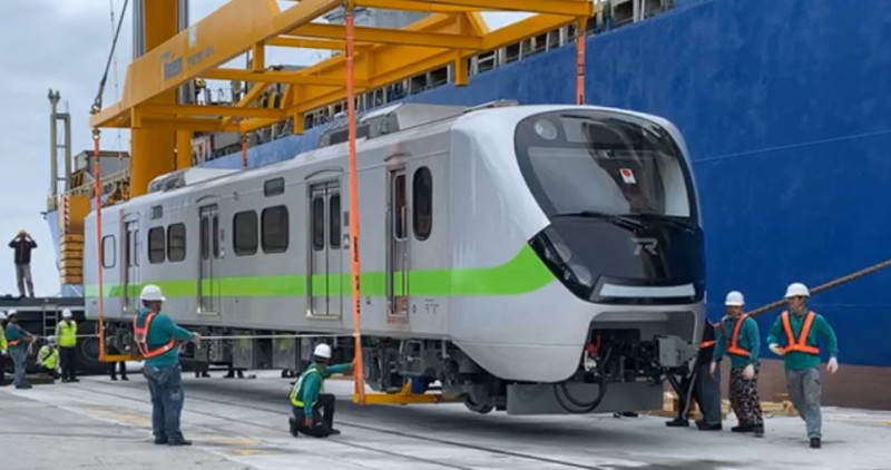 台鐵新購入「最美區間車」EMU900型通勤電聯車上月抵台，沒想到昨日首試車就發生異常。   圖：翻攝自台鐵直播影片