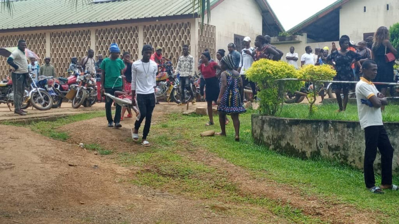 持槍和砍刀的攻擊者24日襲擊喀麥隆西南部城市昆巴一所雙語學校，造成至少8名學童喪命和12人受傷。   （圖取自/twitter.com/anchunda_benly）