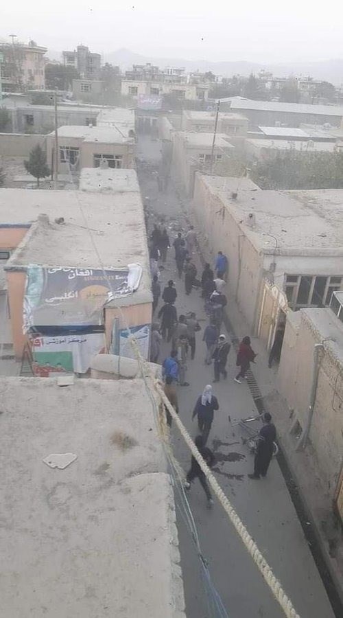 一名自殺炸彈客24日在阿富汗首都喀布爾西區一處教育中心外引爆炸彈背心，造成至少18人喪命和57人受傷。   （圖取自twitter.com/ArianaNews）