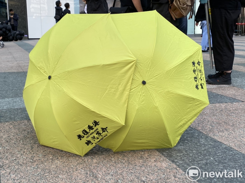 多個公民團體今發起撐港遊行，活動現場撐香港的黃傘。   圖：周煊惠／攝
