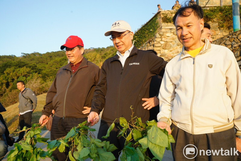 內政部長徐國勇、交通部長林佳龍拿著辟荔準備餵大坵島上的梅花鹿，由於人數眾多梅花鹿並未現身。不過，徐國勇承諾，日後大坵聯外橋樑完工後，將從墾丁送8隻梅花鹿到大坵。   圖：張良一/攝