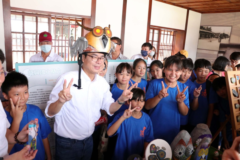 陳其邁(左二)興六龜的小學生親切互動。   圖：高雄市政府/提供